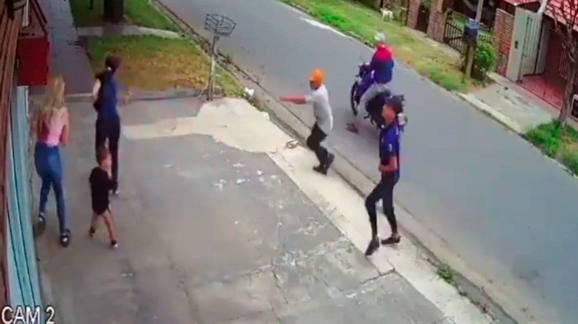 Impactante: un nene de dos años quedó en medio de un ataque de motochorros