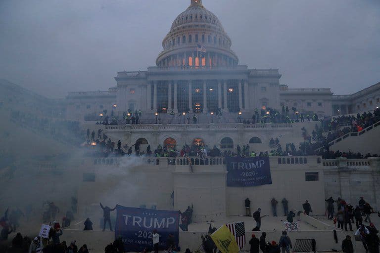 Estados Unidos: los activistas que atacaron el Capitolio están siendo reconocidos y despedidos de sus empleos