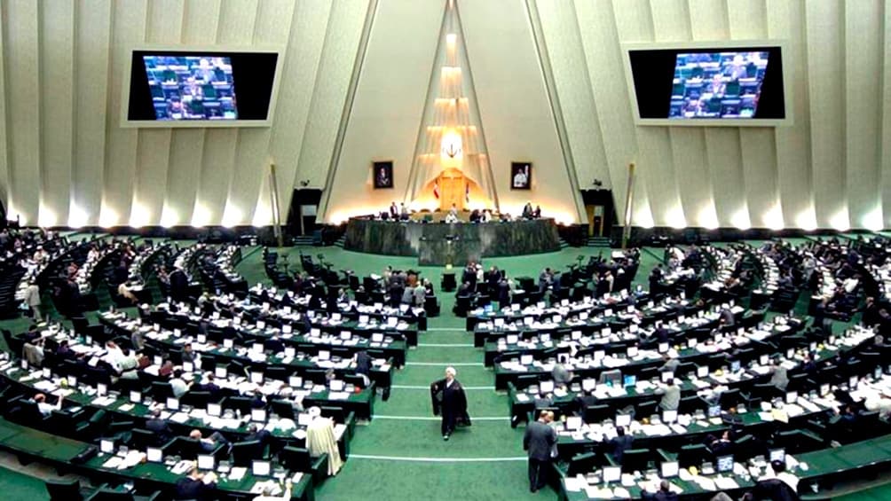 El Parlamento iraní respaldó la prohibición de la importación de vacunas de Occidente