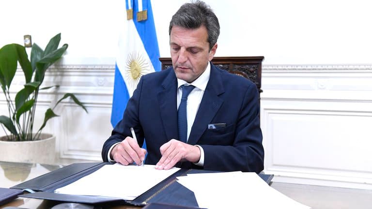 El oficialismo presentó un proyecto para que solo paguen Ganancias los trabajadores que ganan más de $150.000 por mes