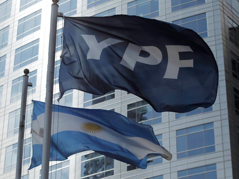YPF más cerca de cerrar su canje de deuda: realizó enmiendas, extendió la negociación y conseguiría el apoyo de más bonistas
