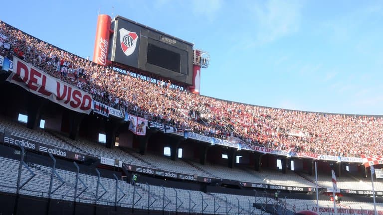 El gobierno porteño planea permitir el regreso del público en los estadios de primera división a partir de marzo