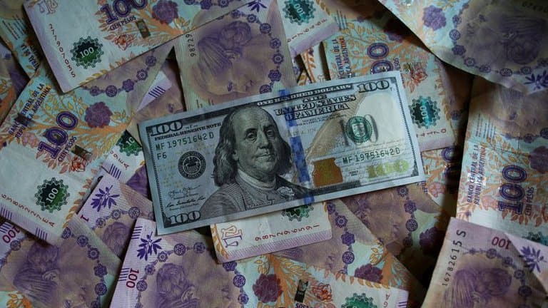 La AFIP ya permite que los empleados en relación de dependencia recuperen la percepción del 35% por la compra de dólares