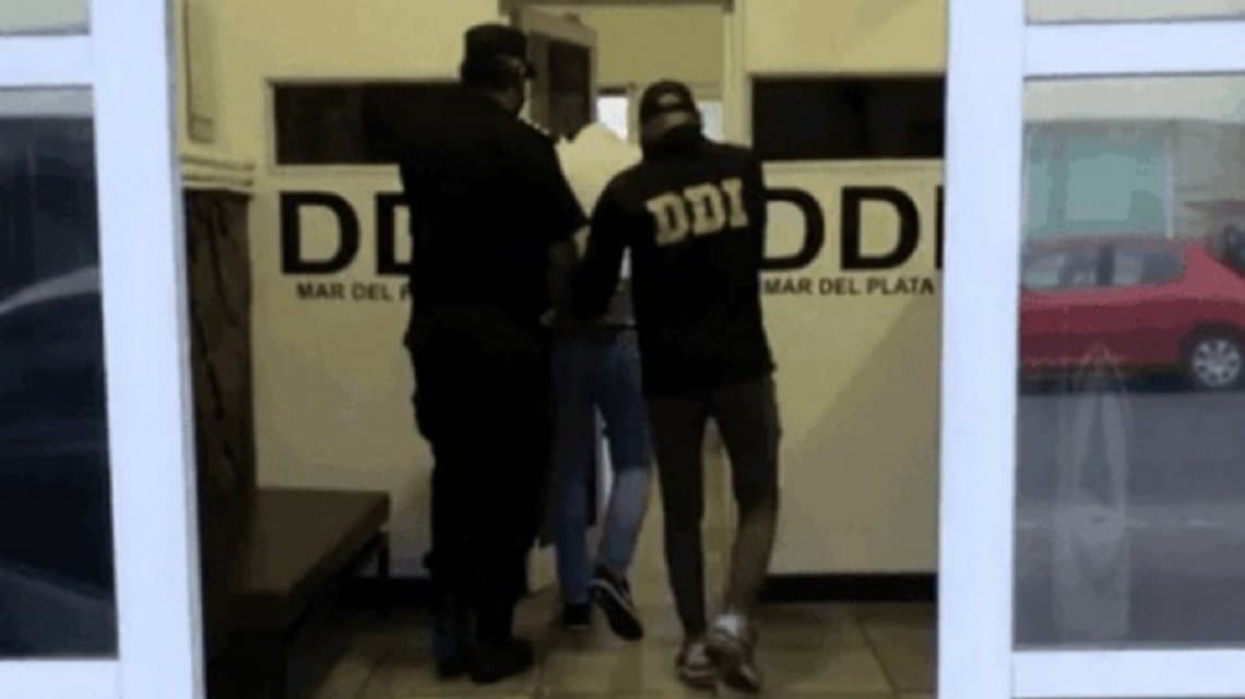 Un rugbier vio a un compañero de equipo hablando con su ex y le fracturó la cara