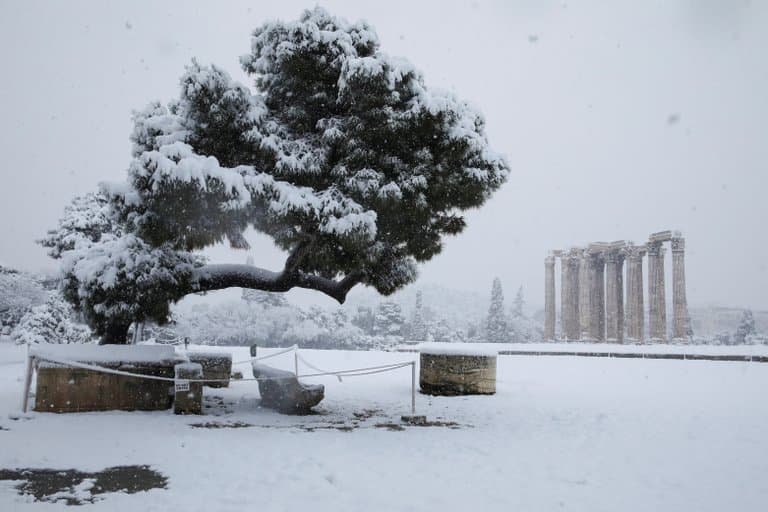 La tormenta de nieve Medea cubrió Grecia de blanco y obligó a suspender el plan de vacunación contra el COVID-19