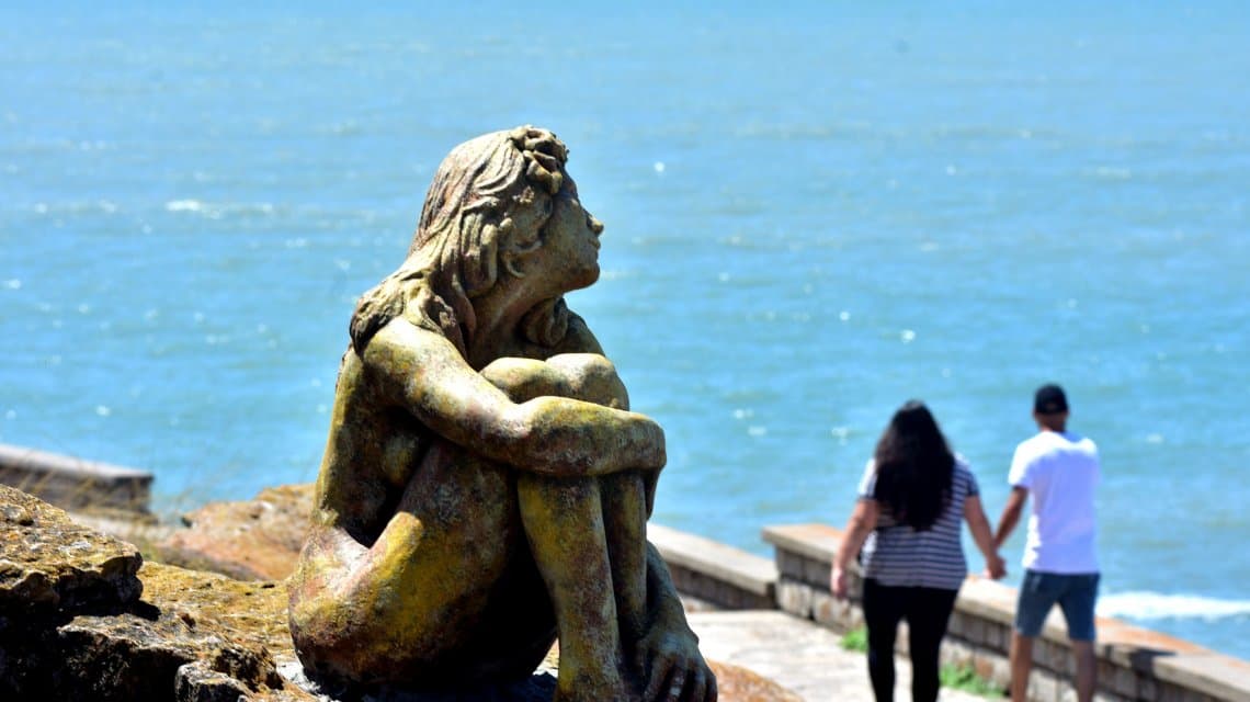 Misterio en Mar del Plata por la escultura de una mujer que apareció frente al mar