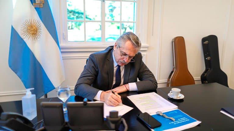 Alberto Fernández firmó el decreto para tratar Ganancias en Extraordinarias y espera que sea aprobado en marzo