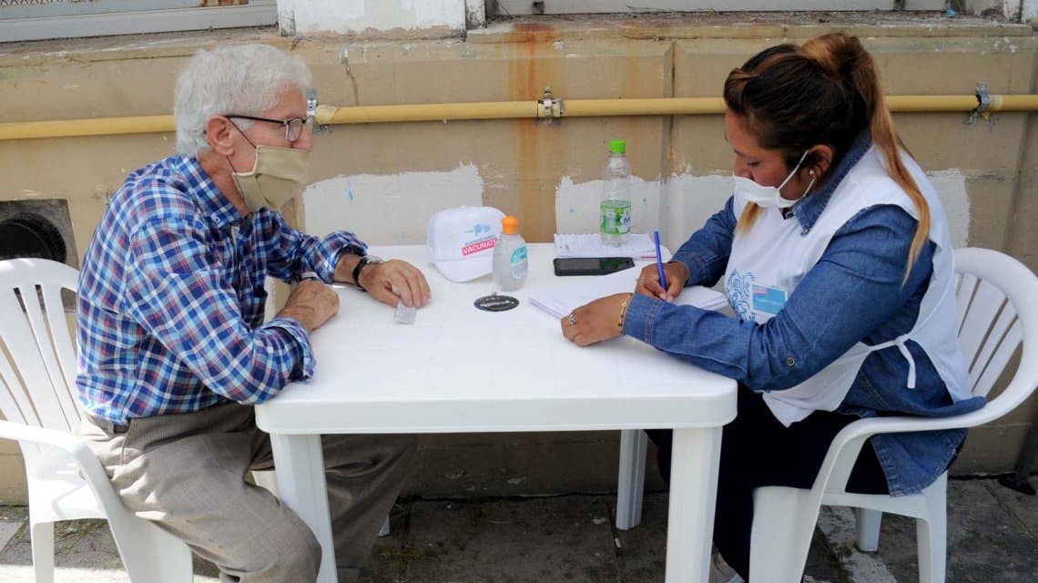 Ciudad y Provincia coinciden en que en agosto podrían estar vacunados todos los grupos de riesgo
