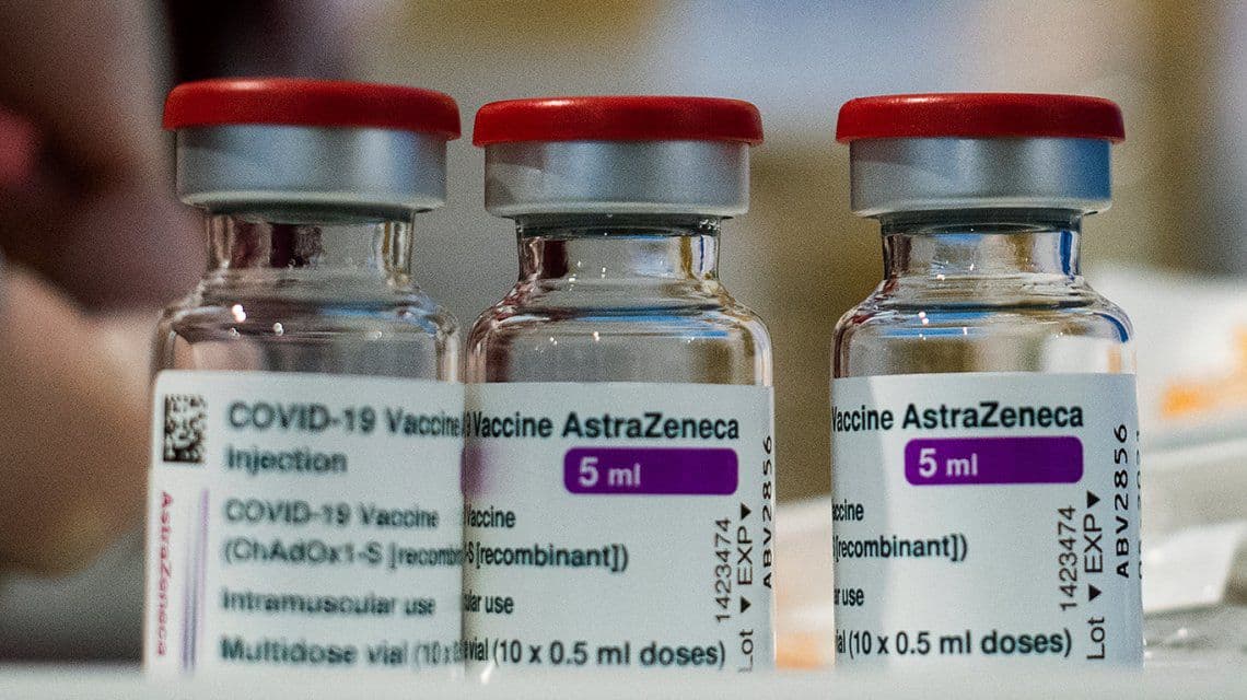 Aseguran que los beneficios de la vacuna de AstraZeneca superan a su riesgo