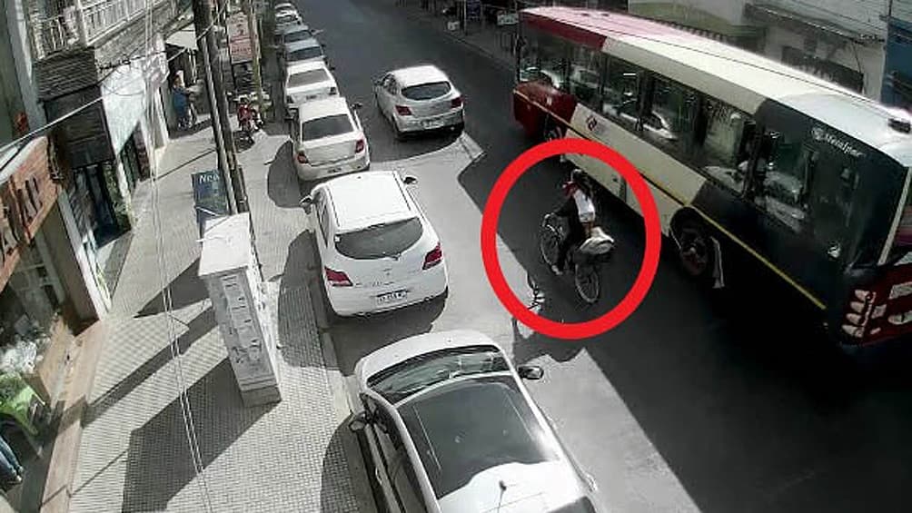 Nuevas imágenes muestran al hombre que se llevó a Maia en la colectora de la autopista hacia Moreno