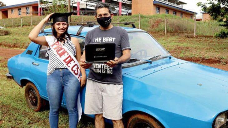 Misiones: hubo un apagón en su pueblo y se recibió dando final al costado de la ruta