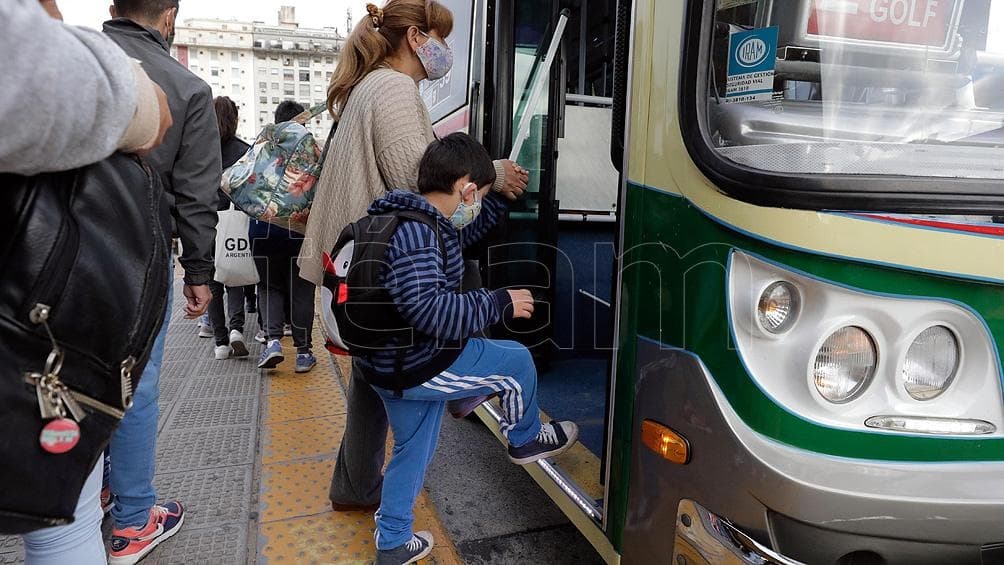 Quiénes deben tramitar el permiso para usar el transporte público y cómo hacerlo