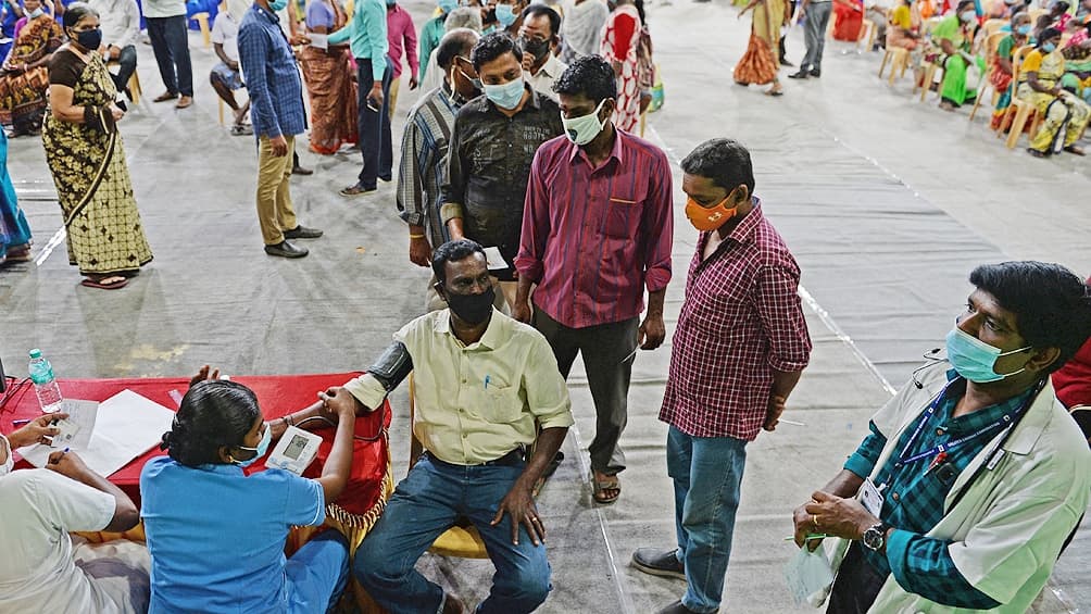 India batió su récord de casos de coronavirus por tercera vez en la semana
