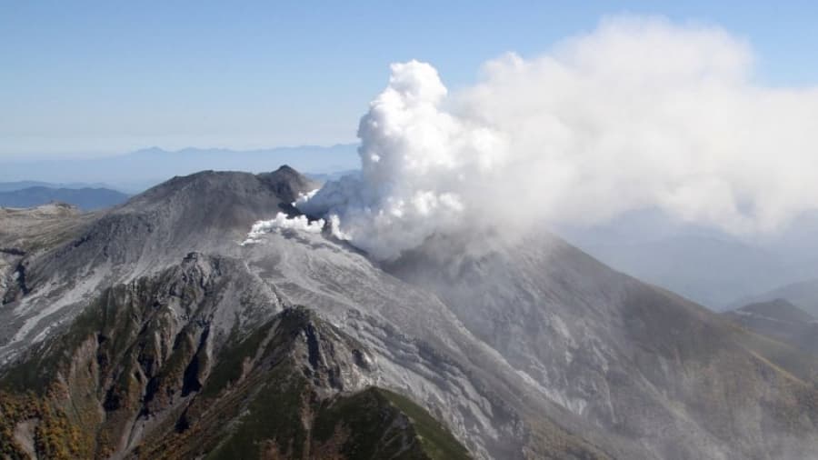 La erupción de un volcán provoca caos en Japón