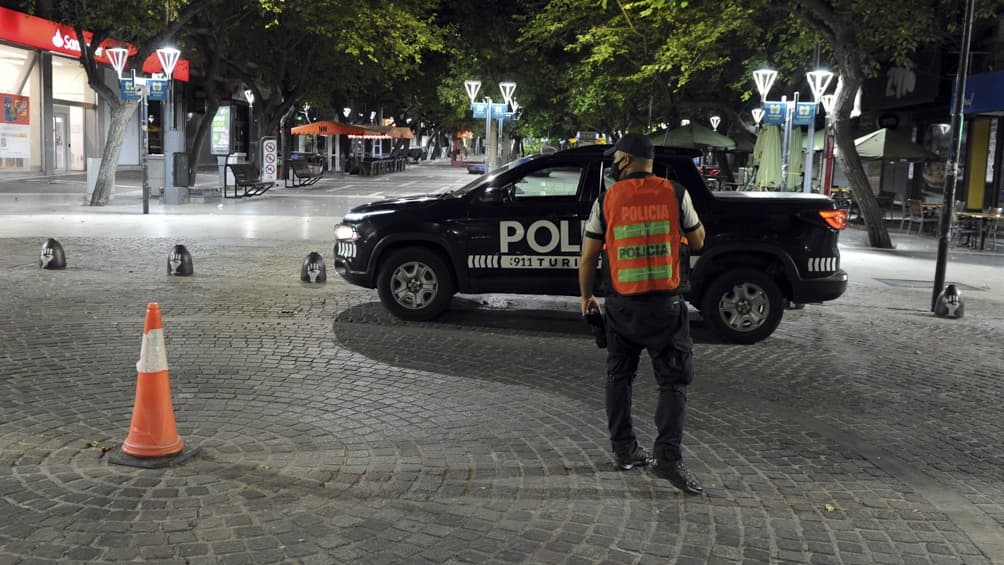 Mendoza extendió una hora la restricción horaria y todo cerrará a las 23.30