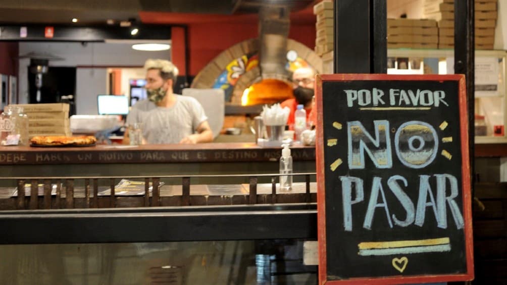 Gastronomía al aire libre y no ingresar a los comercios: las medidas que analiza la Ciudad
