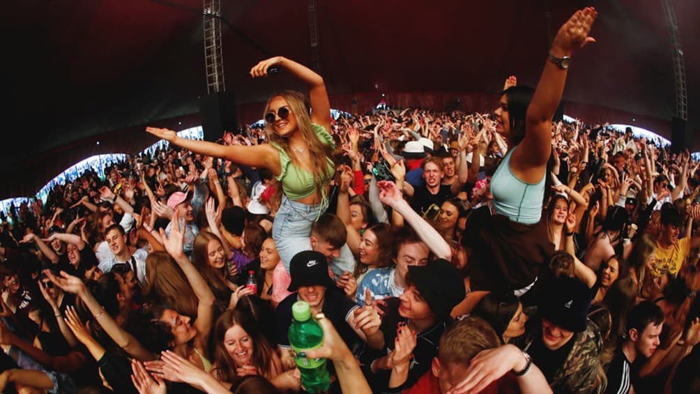 Inglaterra: Cómo fue el concierto sin barbijos para investigar el riesgo de transmisión
