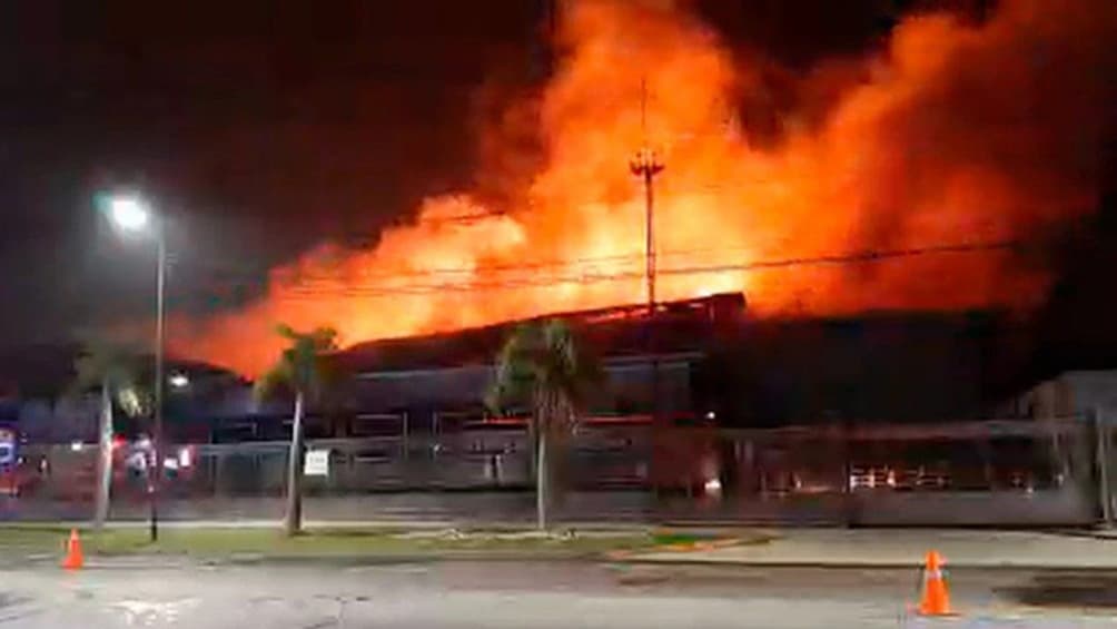 Con 20 dotaciones de bomberos, lograron controlar un incendio en una planta de Bimbo