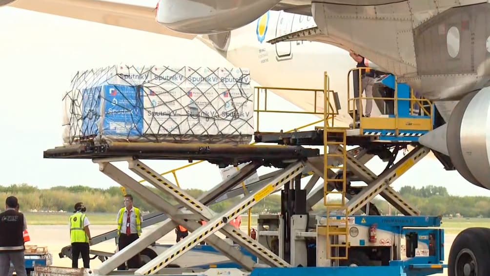 Parte un nuevo vuelo de Aerolíneas Argentinas hacia Moscú en busca de vacunas Sputnik V