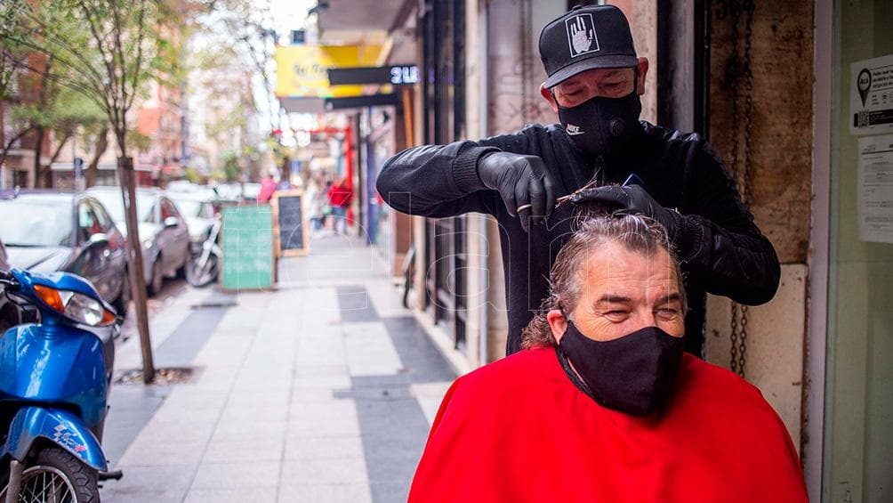 Un peluquero marplatense sacó el sillón a la vereda para atender a sus clientes
