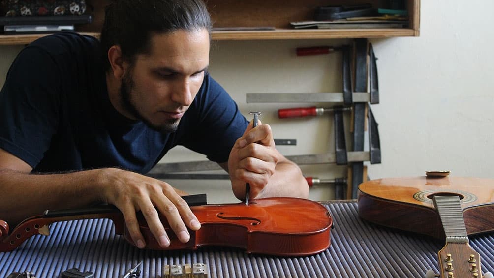 Gonzalo Molina, el luthier que desde Tucumán conquistó Brasil