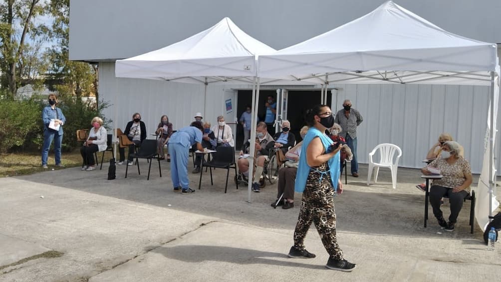 El ministerio de Salud bonaerense desmintió se apliquen vacunas sin turno en Tecnópolis