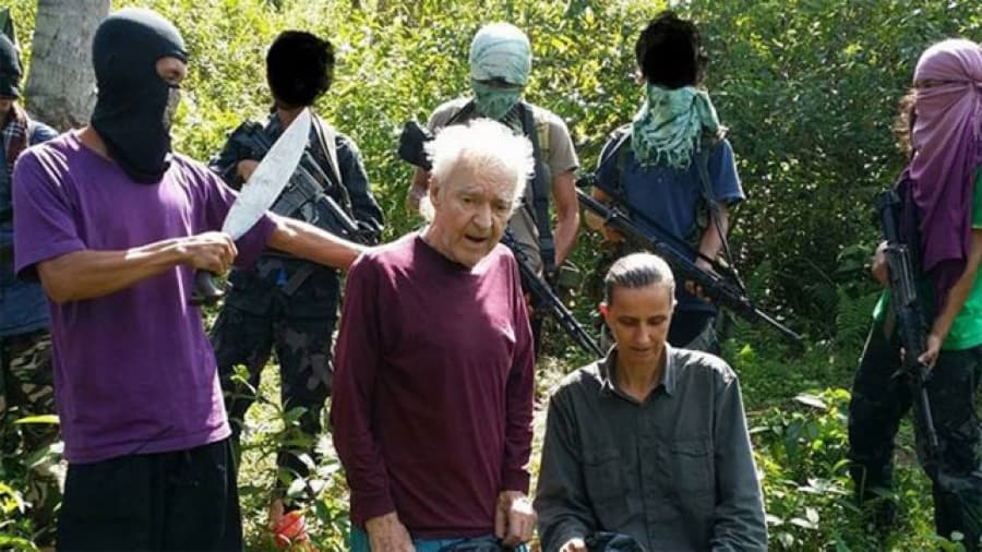 Terroristas amenazan con decapitar rehenes alemanes en Filipinas