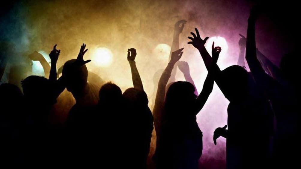 Multaron con más de 700.000 pesos a una mujer que organizó una fiesta clandestina