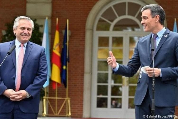 El presidente español Pedro Sánchez llega al país para reunirse con Alberto Fernández
