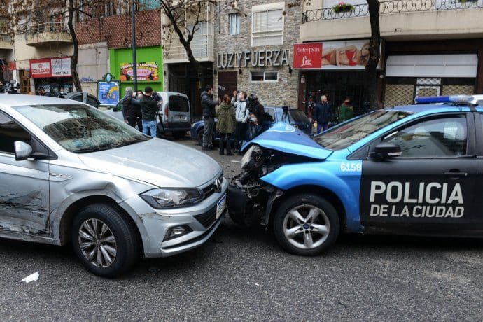 Persecución y choque en Once: huyó en un auto de alta gama e impactó contra cuatro patrulleros