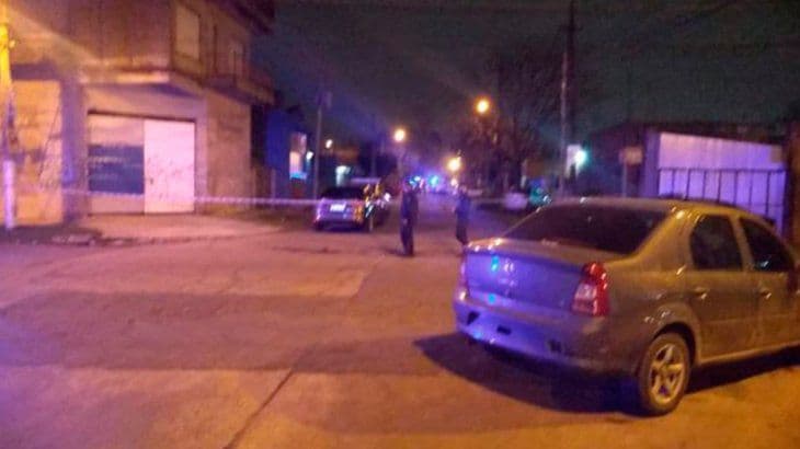 Un policía abatió a un delincuente y dejó con muerte cerebral a otro en Berazategui