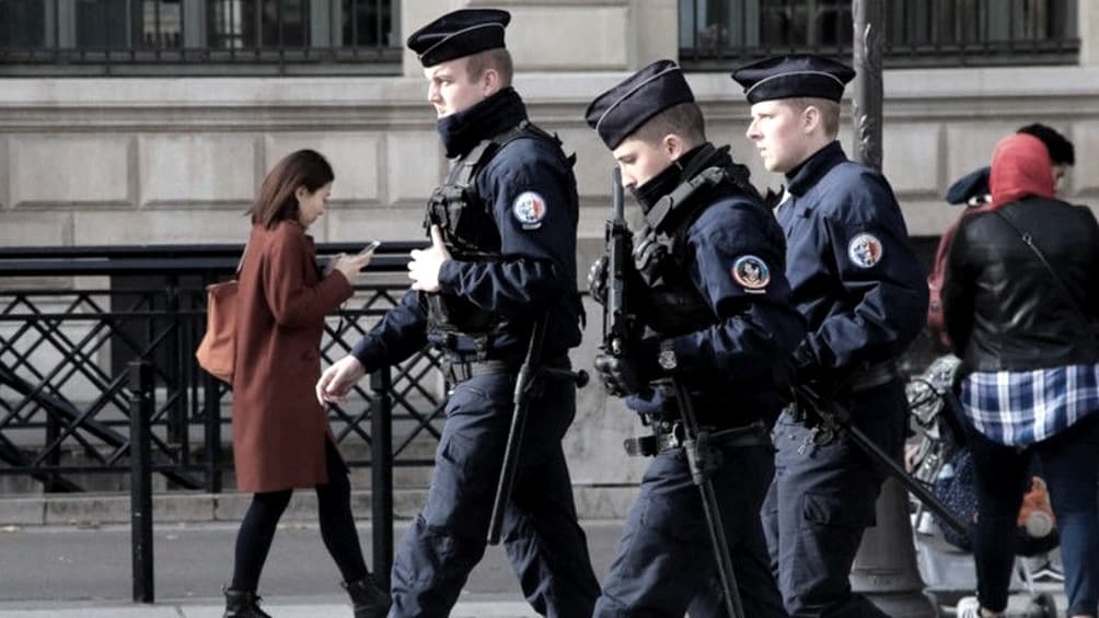 Francia pone fin al uso obligatorio del barbijo al aire libre y el domingo levanta el toque de queda