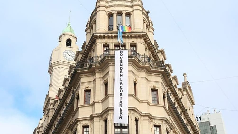 El bloque del Frente de Todos desplegó un cartel con la leyenda «No vendan la Costanera»