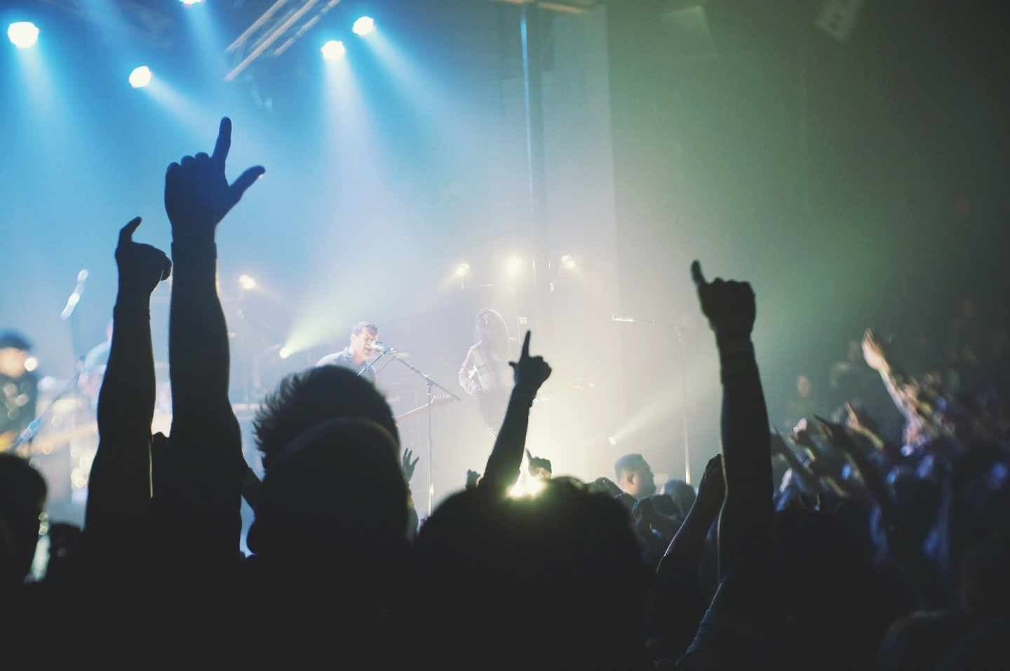 Largas filas, poca distancia social y mucha escena local: fallos y aciertos en el inicio de la temporada de festivales de música en Europa