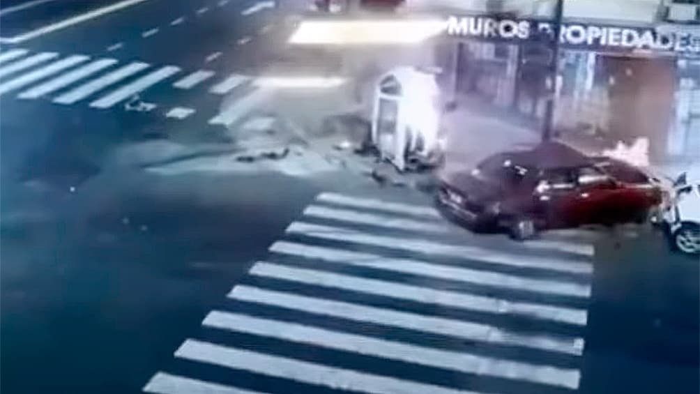 Un auto cruzó en rojo y mató a una mujer: el conductor huyó, pero luego se presentó a la comisaría