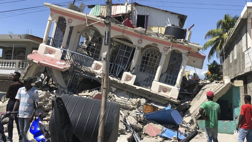 Terremoto en Haití: 1.297 muertos y cientos de personas atrapadas entre los escombros