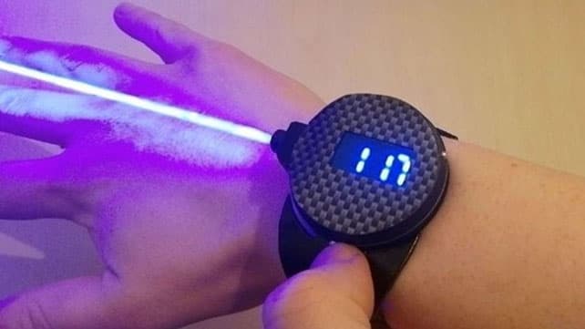 Desarrollan el primer modelo real del reloj equipado con rayo láser