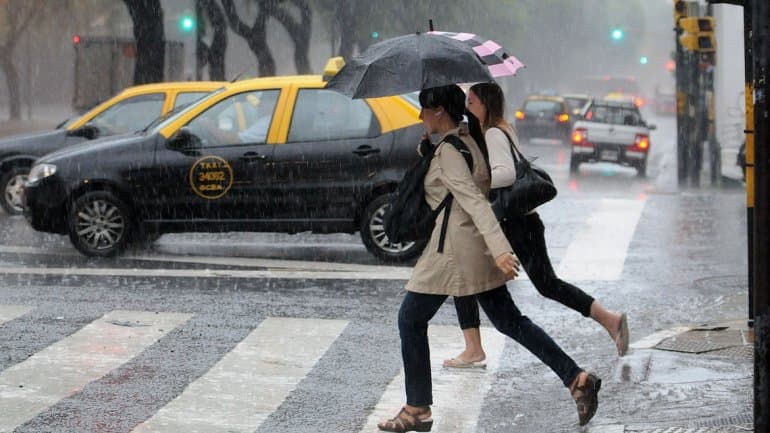 Llueve en la ciudad de Buenos Aires, pero cesó el alerta