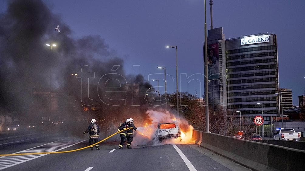 Se incendió un auto en la autopista La Plata-Buenos Aires