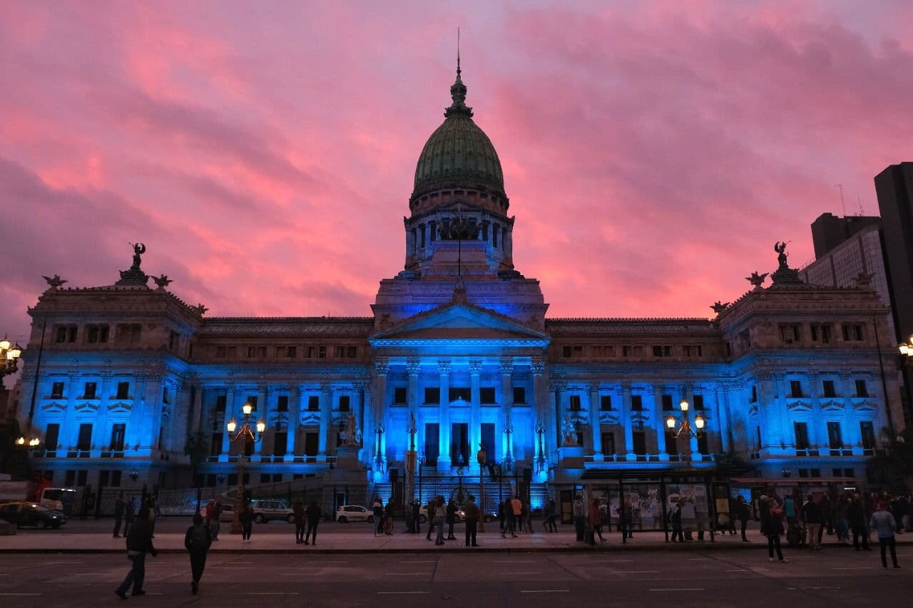 El congreso quedó iluminado de azul por el día nacional de las personas sordas