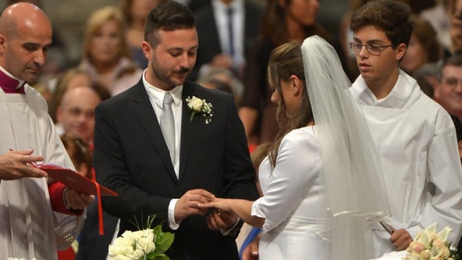 Otro gesto del Papa: casó a una madre soltera