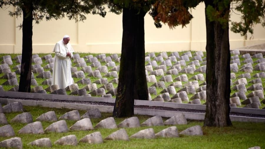 El Papa reza por los muertos de las guerras en el campo de batalla donde combatió su abuelo