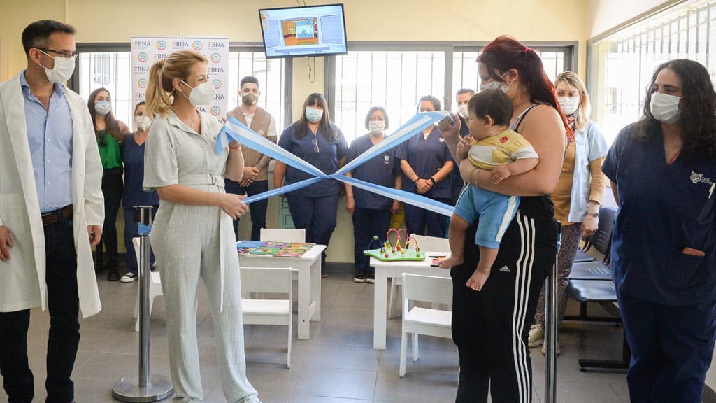 La primera dama Fabiola Yáñez visitó uno de los 150 centros de salud reacondicionados por la Fundación Banco Nación