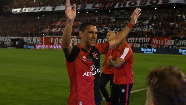 El momento del adiós: el partido se detuvo cuando Maxi Rodríguez dejó la cancha a los 11 del complemento