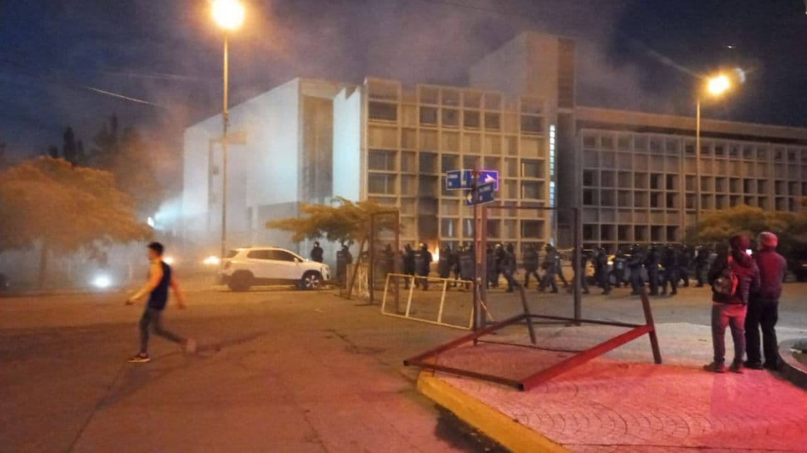 Chubut: manifestantes que se oponen a la ley de megaminería incendiaron la Casa de Gobierno y otros edificios públicos