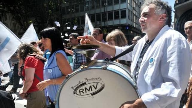 Los docentes marcharon a la Legislatura para exigir más presupuesto