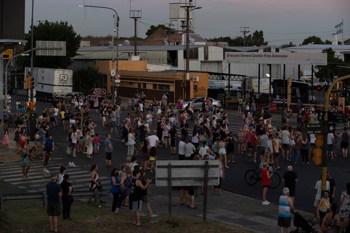 Hay casi 20 mil usuarios sin luz en la Ciudad y el GBA: los vecinos protestaron y cortaron la General Paz
