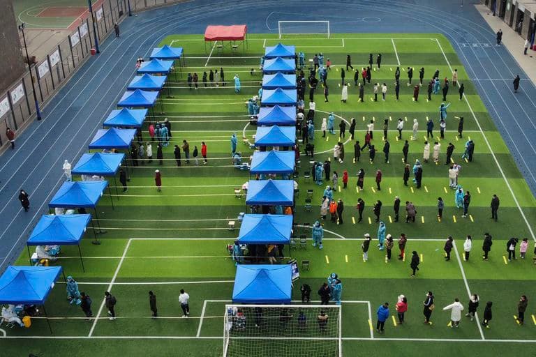 China aisló a otra ciudad por dos casos positivos de coronavirus y ya hay más de 20 millones de personas confinadas