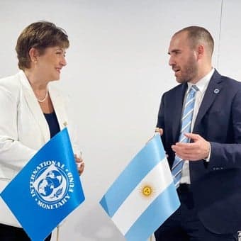 Un gesto político de Biden destrabó la negociación con el FMI aunque Alberto Fernández aún no descarta suspender el pago de enero