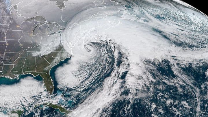 Ciclón bomba en Nueva York: caos en el transporte, cortes de luz y hasta 60 cm de nieve